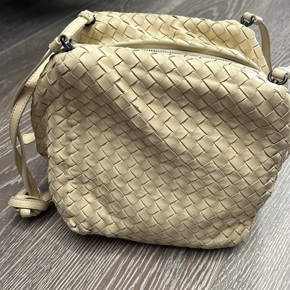 Bottega Veneta Handbags - Luxurious Beige Woven Leather Bag Bottega Veneta - Chic and Timeless